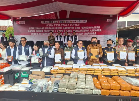 Kepala BNN Komjen Pol Marthinus Hukom bersama jajaran aparat penegak hukum menunjukkan barang bukti narkoba seberat 474 kilogram hasil pengungkapan jaringan internasional, saat konferensi pers di Jakarta. (Sumber: Poskota/Angga Pahlevi)