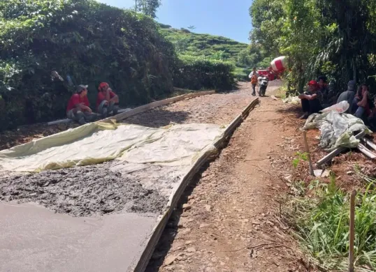 Jalan perbatasan Bogor-Sukabumi dalam proses pembangunan. (Sumber: Dok. Pemkab Bogor)