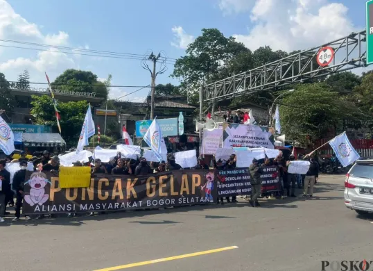 Puluhan warga yang tergabung dalam AMBS menggelar aksi penolakan penyegelan tempat usaha di kawasan Simpang Gadog, Kabupaten Bogor, Jumat, 22 Agustus 2025. (Sumber: Poskota/Giffar Rivana)