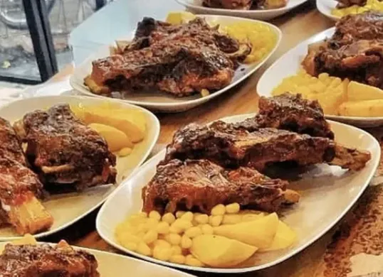 Iga Panggang Panglima yang juicy dengan pilihan saus khas. (Sumber: Tiktok)