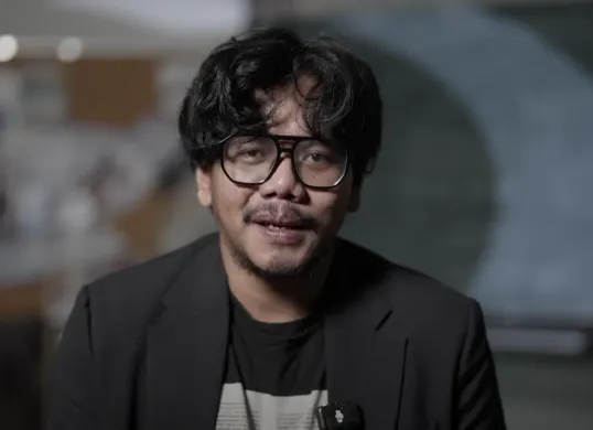 Ferry Irwandi saat mengumumkan finalis Beasiswa Revolusi, menegaskan pentingnya mahasiswa kritis dalam dunia pendidikan. (Sumber: Youtube/@FerryIrwandi)