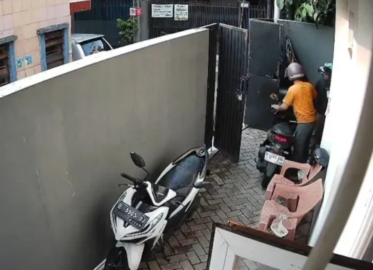 Aksi pencurian motor yang dilakukan sekelompok pelaku diduga bersenjata api di sebuah kos di kawasan Kebon Jeruk, Jakarta Barat. (Sumber: Dok. Istimewa)