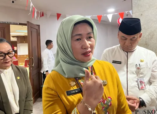 Kepala Dinas PPAPP Jakarta, Iin Mutmainahseusai diskusi pencegahan TPPO sampai eksploitasi anak di Kantor Wali Kota Jakarta Barat, Jumat, 22 Agustus 2025. (Sumber: Poskota/Pandi Ramedhan)