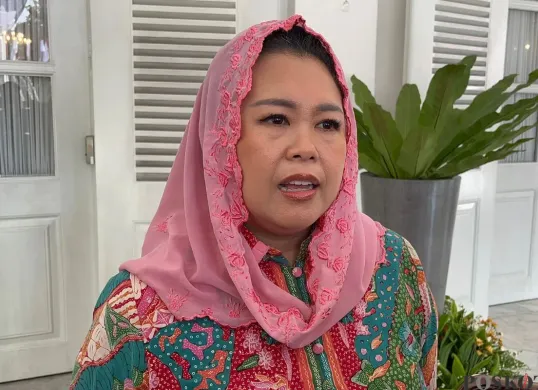 Putri Presiden ke-4 RI Gus Dur, Yenny Wahid saat diwawancarai awak media di Balai Kota Jakarta, Jakarta Pusat, Jumat, 22 Agustus 2025. (Sumber: Poskota/Muhammad Tegar Jihad)