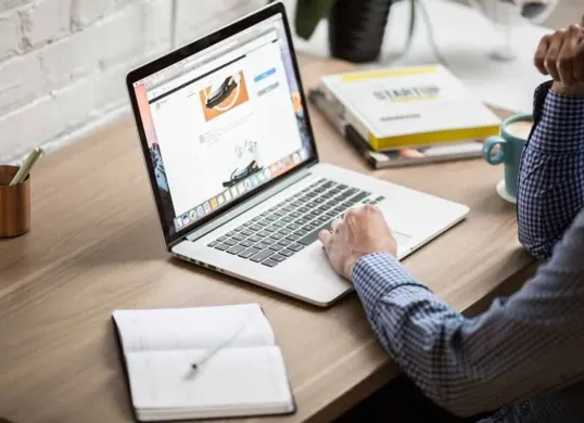 Peluang bisnis digital kini bisa dimulai hanya dengan modal smartphone dan laptop (Sumber: Pinterest)