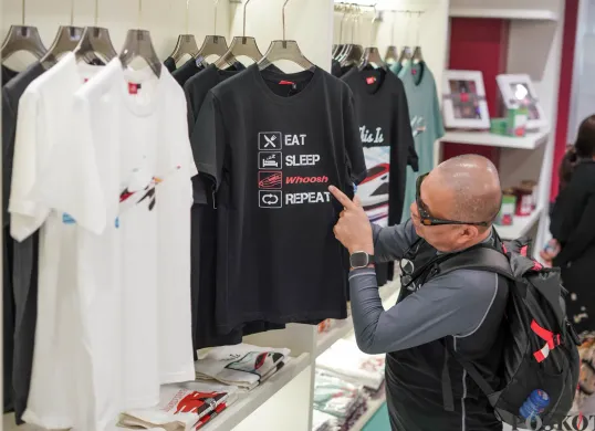Berbelanja Pernak Pernik Kereta Cepat di Whoosh Official Merchandise