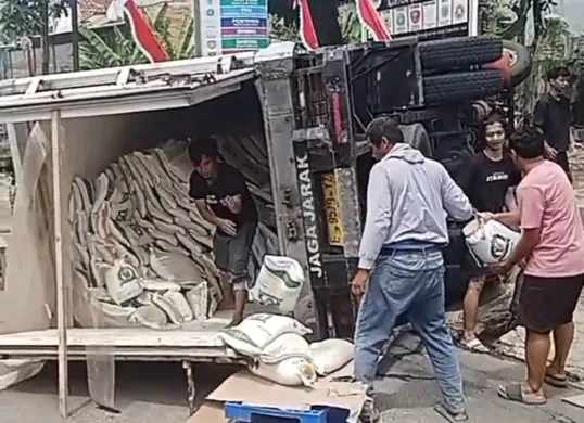 Truk bermuatan beras bansos di Cibungbulang, Bogor terguling karena tak kuat menanjak. (Sumber: Istimewa)