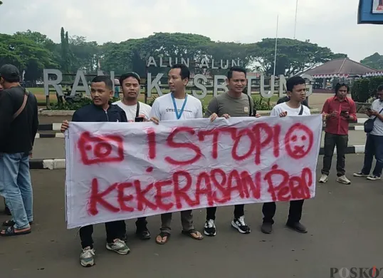 Puluhan wartawan berkumpul mengecam kekerasan terhadap awak media di Alun-Alun Rangkasbitung, Kabupaten Lebak, Jumat, 22 Agustus 2025. (Sumber: Poskota/Samsul Fatoni)