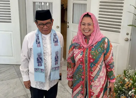 Gubernur Jakarta Pramono Anung dan Ketua Wahid Foundation Yenny Wahid seusai melakukan pertemuan di Balai Kota Jakarta, Jumat, 22 Agustus 2025. (Sumber: Poskota/Muhammad Tegar Jihad)