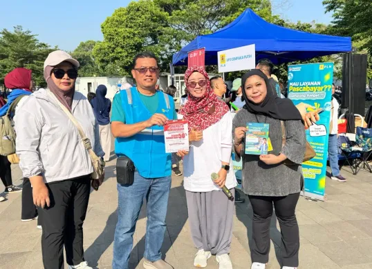 Manager PLN UP3 Cempaka Putih, Supriyadi, bersama masyarakat saat mensosialisasikan promo Diskon Tambah Daya Energi Kemerdekaan hingga 50 persen di kegiatan “Poundmates bersama PLN” di Velodrome, Jaktim. (Sumber: Dok. PLN UID Jakarta Raya)