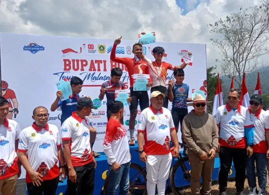 Bupati Bogor, Rudy Susmanto memberi penghargaan kepada juara nomor Road Bike event balap sepeda bertajuk Bupati Bogor Cup Tour Malasari Halimun Salak 2025, Sabtu 23 Agustus 2025. (Sumber: POSKOTA | Foto: Giffar Rivana)