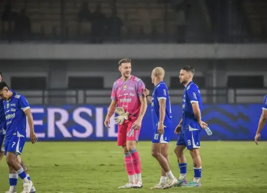 Cedera Adam Przybek Alami re-injury pada engkel kanan. Dokter memperkirakan waktu pemulihan kiper tersebut antara 1 hingga 2 pekan ke depan. (Sumber: Instagram/@adsprzy)