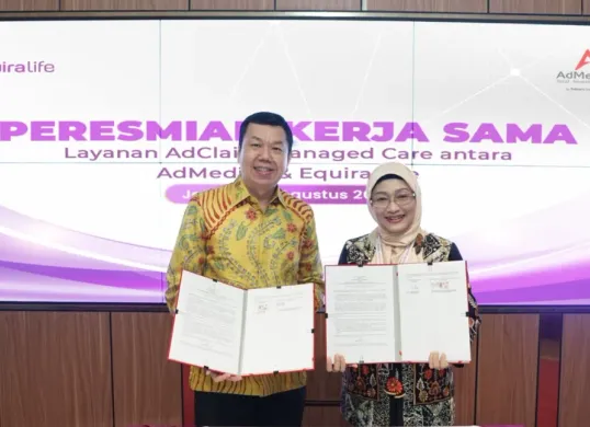 CEO Equira Life Elvis Liongosari (kiri) dan CEO AdMedika Dian Prambini (kanan) saat acara penandatanganan kerja sama layanan AdClaim Managed Care antara Admedika dan Equira Life. (Sumber: Dok. Telkom)