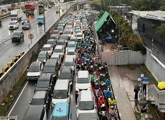 Bedeng galian pipa limbah di wilayah TB Simatupang, Jakarta Selatan. (Sumber: Poskota/M. Tegar Jihad)