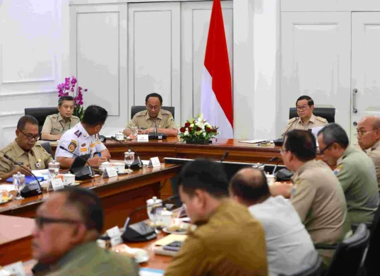 Gubernur DKI Jakarta, Pramono Anung memimpin rapat bersama sejumlah pejabat Pemprov Jakarta terkait penanganan macet di Jalan TB Simatupang. (Sumber: Dok Diskominfotik DKI Jakarta)