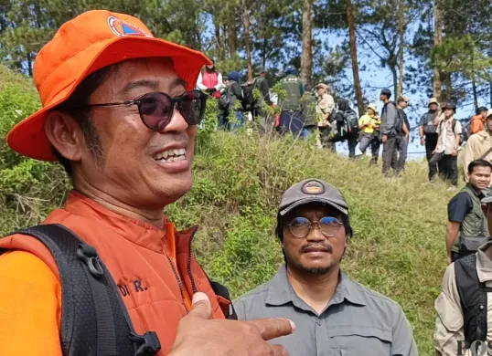 Aktivis dan relawan lingkungan saat berada di Gunung Batu, Lembang, Kabupaten Bandung Barat, Minggu, 24 Agustus 2025. (Sumber: POSKOTA | Foto: Gatot Poedji Utomo)
