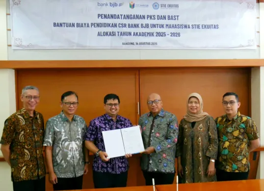 Penandatanganan bantuan biaya pendidikan bank bjb untuk mahasiswa STIE Ekuitas. (Sumber: Dok. bank bjb)