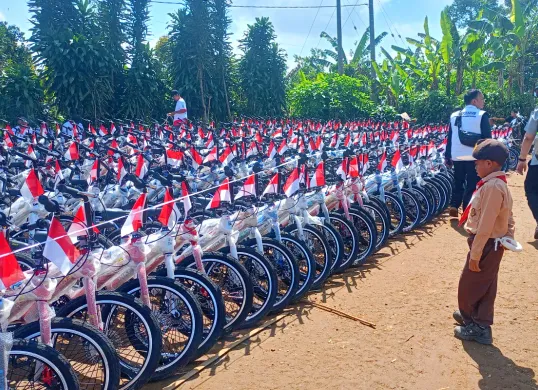 Bupati Bogor, bagi-bagi 442 seperti untuk anak-anak di Desa Malasari, Kecamatan Nanggung, Kabupaten Bogor. (Sumber: Poskota/Giffar Rivana)