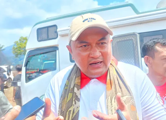 Potret Bupati Bogor, Rudy Susmanto yang meminta maaf kepada warga Desa Malasari, Kabupaten Bogor serta memprioritaskan pembangunan infrastruktur. (Sumber: Poskota/Giffar Rivana)