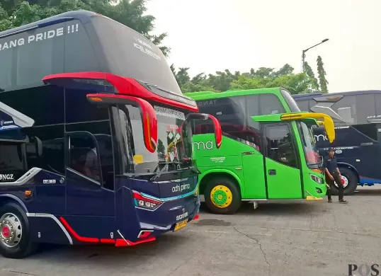 Suasana di Terminal Kalideres, Jakarta Barat, Minggu, 24 Agustus 2025, sejumlah sopir bus mengeluhkan larangan memutar musik karena royalti. (Sumber: POSKOTA | Foto: Pandi Ramedhan)