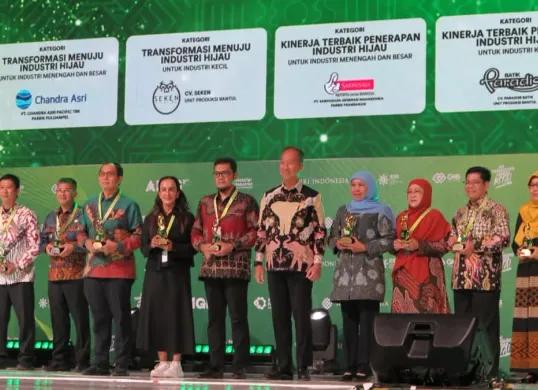 Menteri Perindustrian RI, Agus Gumiwang, memberikan penghargaan kepada perusahaan pada ajang Annual Indonesia Green Industry Summit (AIGIS) 2025. (Sumber: Istimewa)