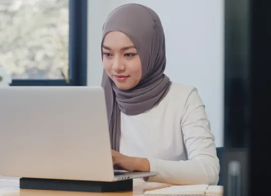 Cara investasi halal untuk pemula. (Sumber: Freepik/tirachardz)