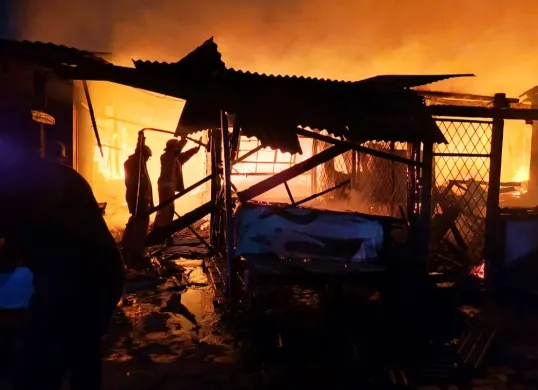 Kebakaran hebat melanda Pasar Pejuang Pratama, Kota Bekasi, Sabtu 23 Agustus 2025 malam. (Sumber: Disdamkarmat Kota Bekasi)
