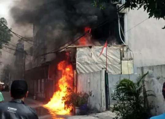 Sebuah ruko penyimpanan peralatan sembahyang di kawasan Grogol Petamburan, Jakarta Barat, terbakar pada Minggu, 24 Agustus 2025. (Sumber: Dok Gulkarmat Jakbar)