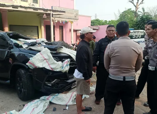 Kondisi mobil berpelat TNI yang terguling di Jalan Raya Bogor KM 33, Kecamatan Cimanggis, Kota Depok, pada Minggu sore, 24 Agustus 2025. (Sumber: Dok Polsek Lantas Sukmajaya)