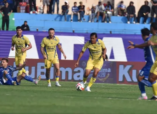 Persib gagal raih poin penuh usai 2 kali gagal penalti lawan PSIM. (Sumber: persib.co.id)