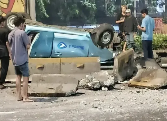 Taksi Blue Bird terbalik usai menabrak pembatas jalan di dekat GT Rawamangun, Jakarta Timur, Senin (25/8/2025) pagi. Beruntung tidak ada korban jiwa dalam insiden tersebut. (Sumber: Instagram/@jabodetabek24info)