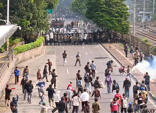 Bentrokan antara peserta aksi unjuk rasa dengan polisi di belakang Gedung DPR, Jalan Gelora hingga Jalan Tentara Pelajar, Senin, 25 Agustus 2025. (Sumber: Poskota/Ali Mansur)