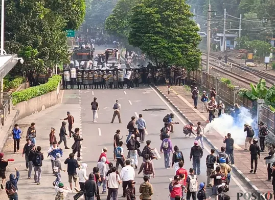 Momen bentrokan massa aksi dan polisi dalam depo di belakang Gedung DPR, Senin, 25 Agustus 2025. (Sumber: Poskota/Ali Mansur)
