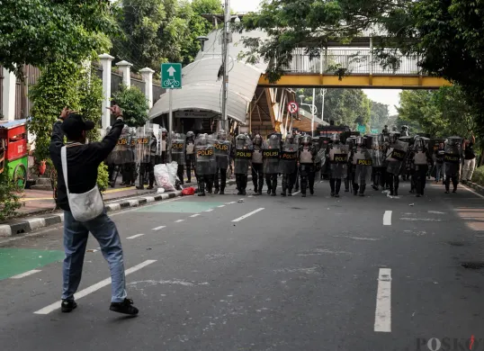 Massa aksi sedang berhadapan dengan aparat saat demo di belakang Gedung DPR RI, Senayan, Jakarta Pusat, Senin, 25 Agustus 2025. (Sumber: Poskota/Bilal Nugraha Ginanjar)