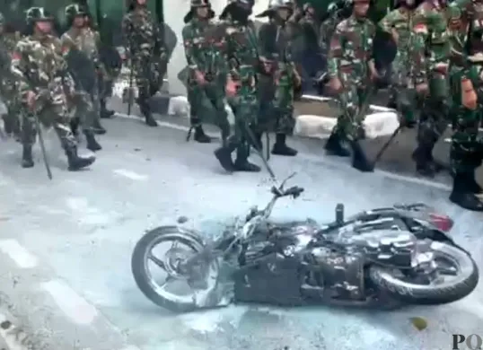 Sepeda motor yang diduga milik warga yang sedang berkunjung ke Gedung DPR dibakar oleh massa aksi di Jalan Gelora, Senayan, Jakarta Pusat, Senin, 25 Agustus 2025. (Sumber: POSKOTA | Foto: Ali Mansur)
