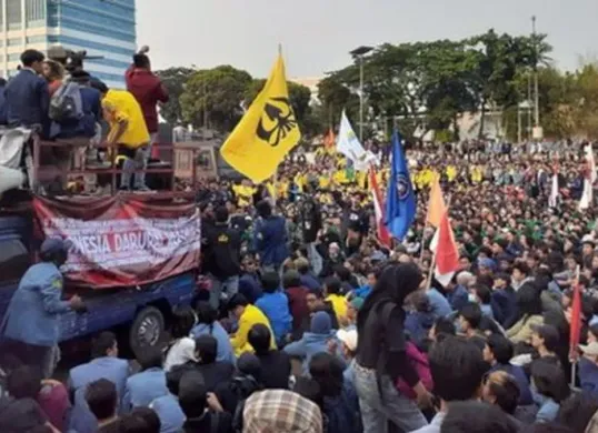 Seruan aksi di Gedung DPR pada 25 Agustus 2025 masih simpang siur tanpa kepastian. (Sumber: Pinterest)