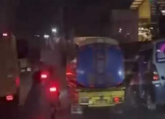 Tangkapan layar video angkot dan truk saling kejar-kejaran di Jalan Mayor Oking, Citeureup, Bogor, Minggu, 24 Agustus 2025. (Sumber: Instagram/@infokabupatenbogor)