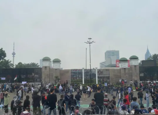 Arus lalu lintas di Jalan Gatot Subroto dialihkan ke Gerbang Pemuda imbas demo DPR 25 Agustus. Layanan Transjakarta masih beroperasi. (Sumber: X/@wahibmuhibi)