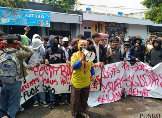 Ratusan alumni SMPN 13 Kota Bekasi melakukan aksi demonstrasi menuntut guru terduga pelaku pelecehan di sekolah dipecat, Senin, 25 Agustus 2025. (Sumber: Poskota/Nurpini Aulia Rapika)