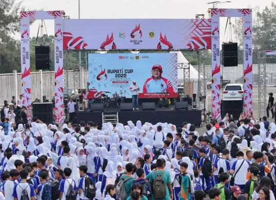 Bupati Bogor, Rudy Susmanto membuka Bupati Cup 2025 di Pintu Barat VIP Stadion Pakansari, Cibinong, Senin, 25 Agustus 2025. (Sumber: Dok. Pemkab Bogor)