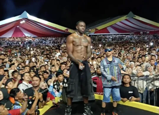 Melly Mike tampil memukau di panggung penutupan Pacu Jalur Tradisional 2025, Teluk Kuantan. (Sumber: Dok/Polda Riau)