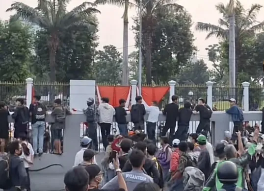 Water Cannon Sembur Demonstran dalam Aksi 25 Agustus di Depan DPR (Sumber: X/@_rmwp)