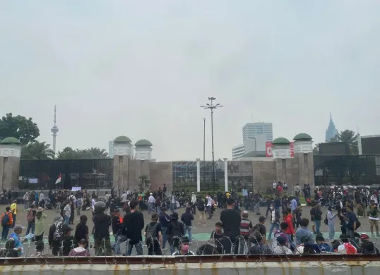 Aksi unjuk rasa di depan Gedung DPR RI, Jakarta pada Senin 25 Agustus 2025. (Sumber: X/@wahibmuhibi)
