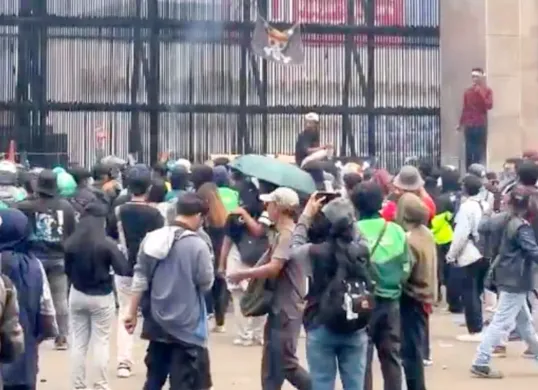 Potret aksi demonstrasi depan Gedung DPR RI pada 25 Agustus 2025. (Sumber: X/@@ZoelHelmiLubis1)