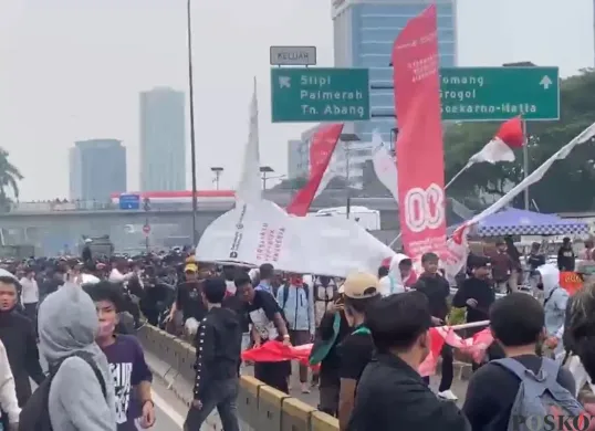 Ratusan demonstran berbaju sekolah terlibat dalam aksi demonstrasi di depan DPR RI, Jakarta, Senin, 25 Agustus 2025. (Sumber: Poskota/Ali Mansur)