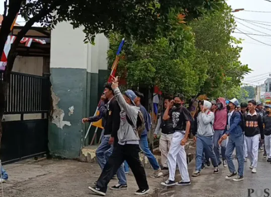 Ratusan alumni dan orang tua siswa SMPN 13 Kota Bekasi menggelar aksi unjuk rasa, Senin 25 Agustus 2025, buntut kasus dugaan pelecehan seksual oleh seorang guru. (Sumber: POSKOTA | Foto: Nurpini Aulia Rapika)
