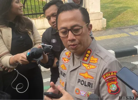Kabid Humas Polda Metro Jaya, Kombes Pol Ade Ary Syam Indradi, saat ditemui di Kompleks DPR, Senayan, Jakarta Pusat, Senin, 25 Agustus 2025. (Sumber: Poskota/Ali Mansur)