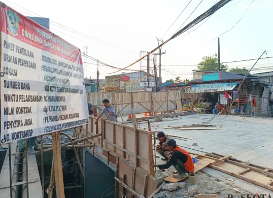 Sejumlah pekerja tengah melakukan proses rehabilitasi Jembatan 0 di Kota Bekasi, Senin 25 Agustus 2025. Proyek senilai Rp1,75 miliar ini ditargetkan rampung dalam 90 hari kalender. (Sumber: Poskota/Nurpini Aulia Rapika)