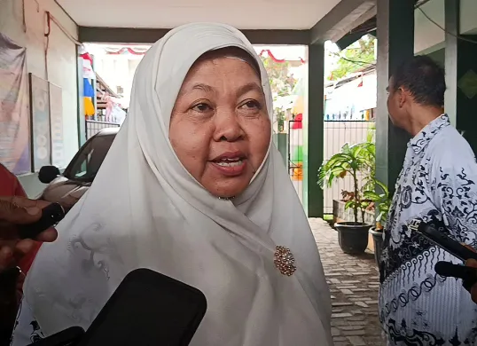Kepala Sekolah SMPN 13 Kota Bekasi, Tetik Atikah. (Sumber: Istimewa)