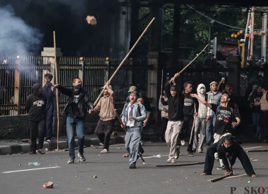 Sejumlah massa aksi berhadapan dengan aparat saat demo di belakang DPR dan Pejompongan, Jakarta, Senin, 25 Agustus 2025. (Sumber: Poskota/Bilal Nugraha Ginanjar)